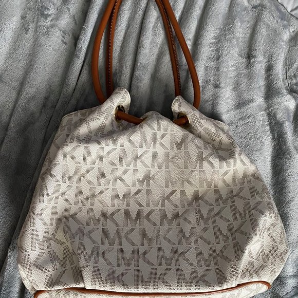 White and brown Michael Kors Handbag - Picture 2 of 3